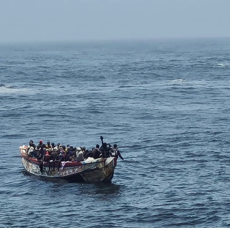 Bonjour. Cette pirogue partie de la Gambie avec 119 candidats à l’émigration irrégulière dont 20 Femmes et 21 Enfants. Elle a été interceptée le 7 mai 2024, le Patrouilleur FOULADOU à 100 km au nord de Dakar. La Marine nationale sénégalais informe avoir remis les personnes…