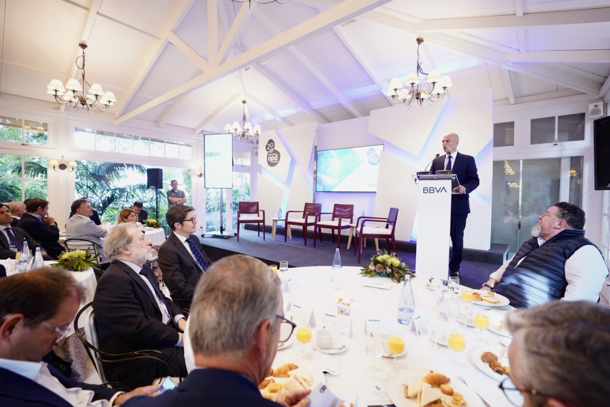 MiriamAPDCan's tweet photo. La apertura en el encuentro de hoy corre a cargo de Quim Soler, DT en #Canarias de @BBVA_espana. Arrancamos con un breve resumen de lo que se tratará hoy, el análisis de datos #macroeconómicos, y la #bancaprivada @APDasociacion https://t.co/6h2bBiZybu