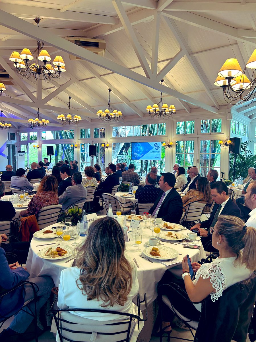 MiriamAPDCan's tweet photo. La apertura en el encuentro de hoy corre a cargo de Quim Soler, DT en #Canarias de @BBVA_espana. Arrancamos con un breve resumen de lo que se tratará hoy, el análisis de datos #macroeconómicos, y la #bancaprivada @APDasociacion https://t.co/6h2bBiZybu