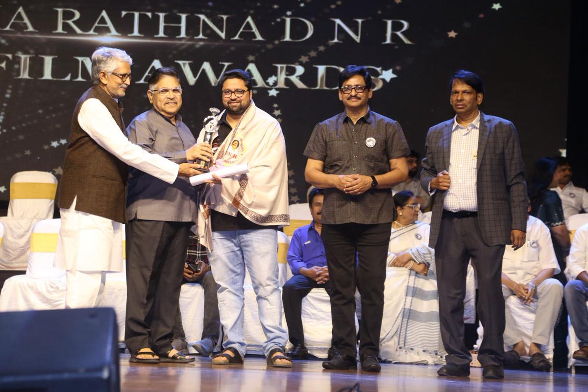 We're ecstatic to announce that our film #Samajavaragamana has been awarded with the 𝐁𝐞𝐬𝐭 𝐞𝐧𝐭𝐞𝐫𝐭𝐚𝐢𝐧𝐢𝐧𝐠 𝐟𝐢𝐥𝐦 award at Darsaka Rathna DNR Awards❤‍🔥 Our producer @RajeshDanda_ received the honour ✨❤️ @sreevishnuoffl @Reba_Monica @RamAbbaraju @GopiSundarOffl
