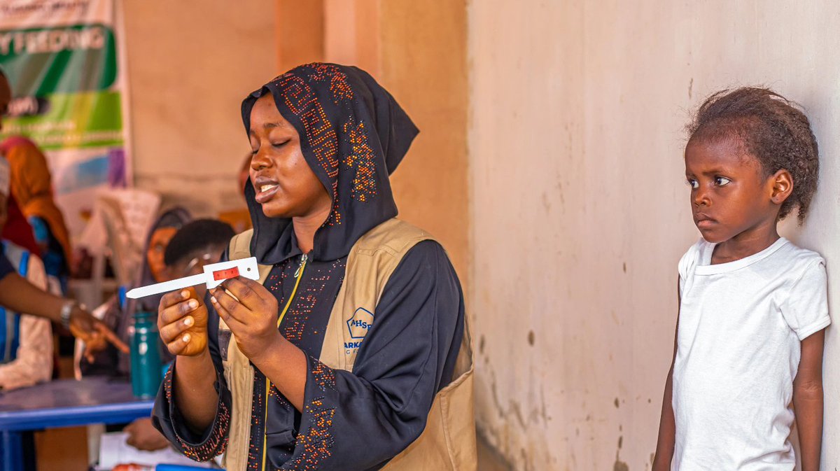 AlbarkaHealth's tweet image. We learn every day! 😊

Caregivers being taught how to MUAC their children.

#TSFP #ahsfcares #MUAC #WFP