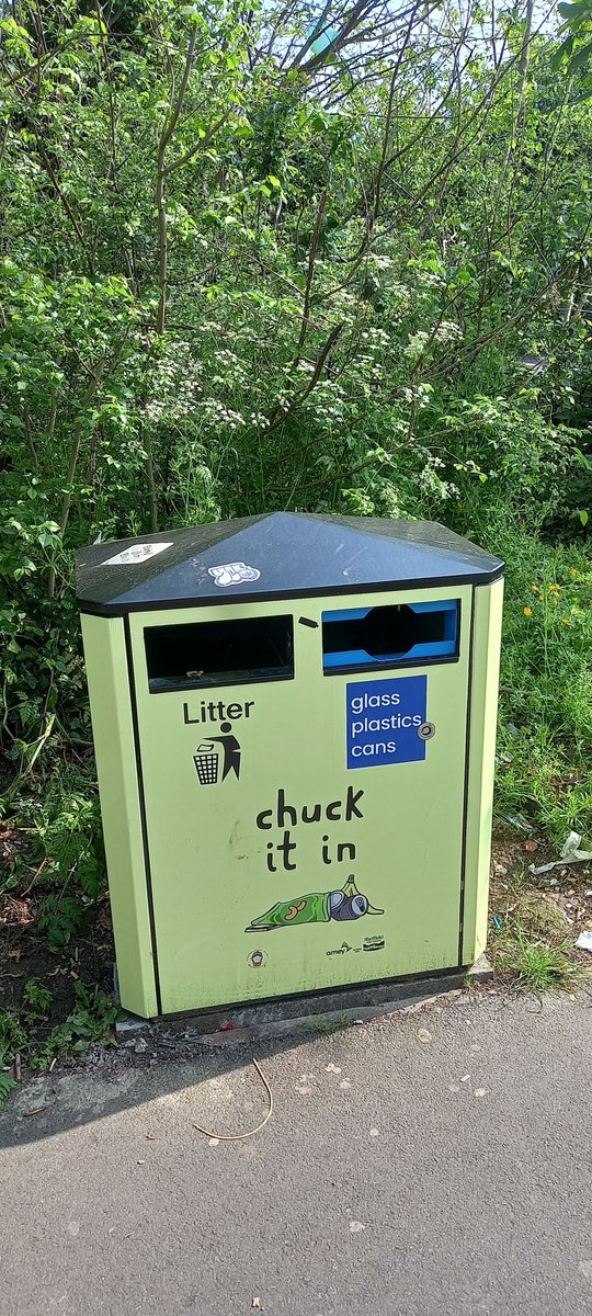 Thanks to @sccstreetsahead for installing the brand new recycling ♻ bin I requested near Newfield Green Shops 🙏💚

#GetGreensElected = get things done ✅️

@e_marieanne @PaulTurnips
@SheffieldGreens