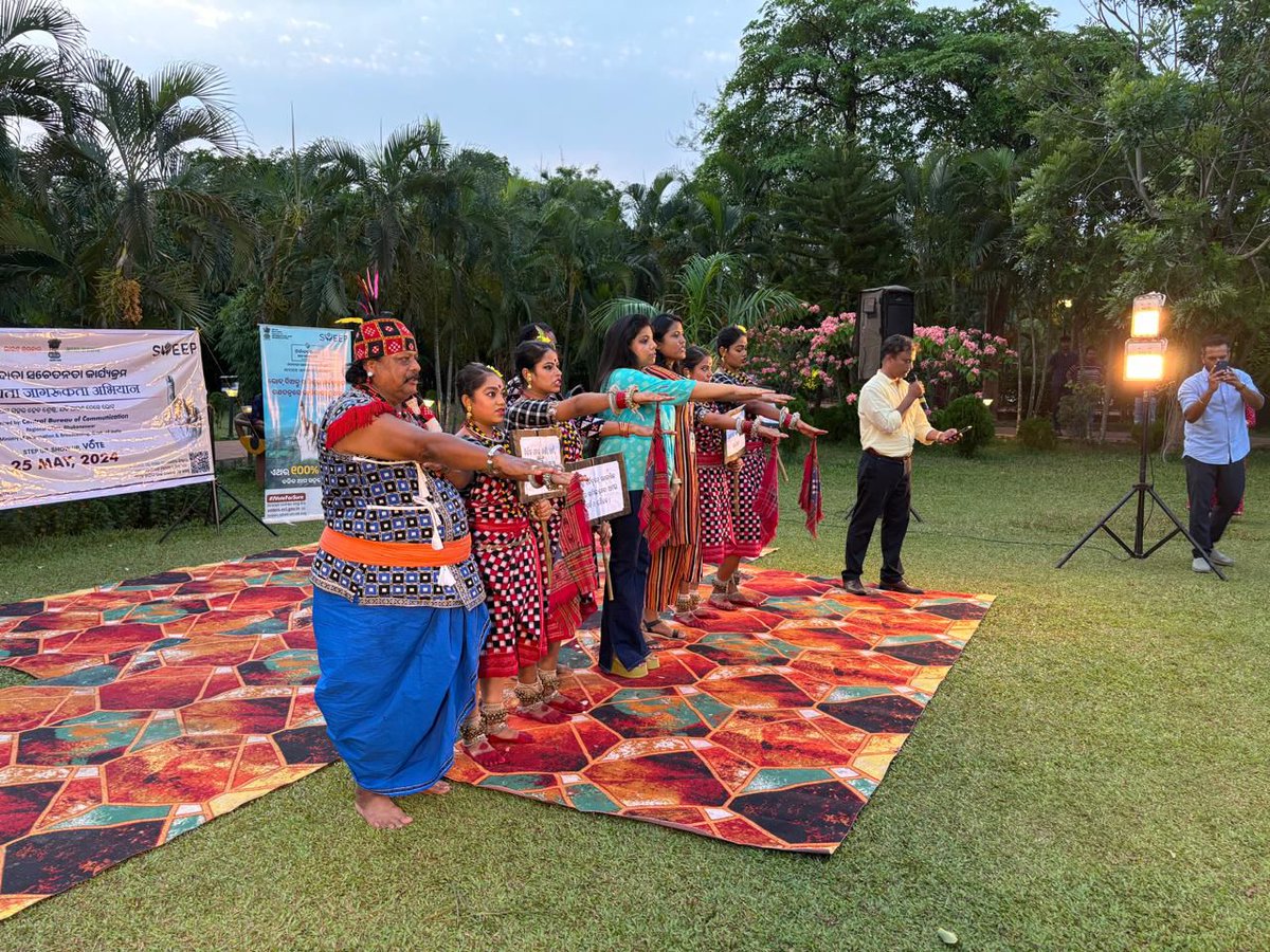 DMKhordha's tweet photo. IEC activity by the Ministry of Information and Broadcasting, Central Bureau of Communication for improving voter turnout targeting urban voters as part of SVEEP activity at Madhusudan Park,BBSR yesterday.

#ChunavKaParv #DeshKaGarv 
#IVoteforSure #EachVoteCounts 
#SGE2024 https://t.co/2hmsuFlqmt