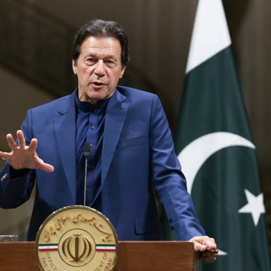 سفیرکشمیر۔ عمران خان
عمران خان اہلیانِ کشمیر کی واحد امید ہے۔ 

عمران خان واحد پاکستانی راہنما ہے جس پہ اہل کشمیر غیر متزلزل یقین و اعتماد رکھتے ہیں اور ان کی عالمی سطح پہ جرات مندانہ انداز میں کشمیر کا مقدمہ لڑنے پہ انھیں سفیر کشمیر سمجھتے ہیں۔