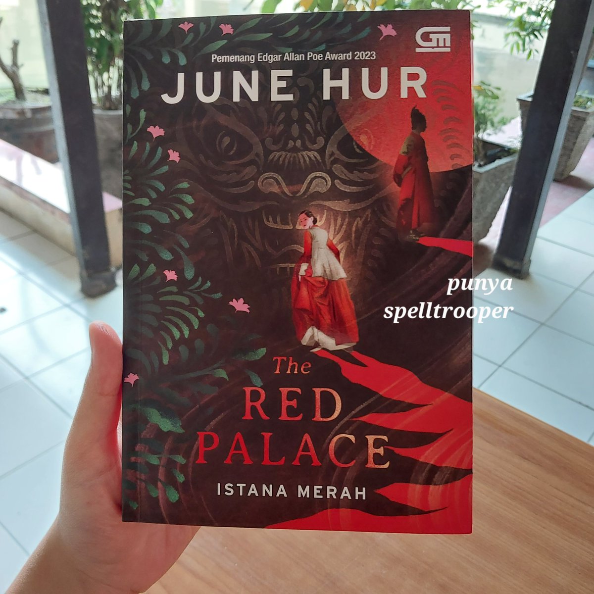 spelltrooper's tweet photo. Sedang membaca ๐ The Red Palace - Istana Merah oleh June Hur, diterjemahkan ke dalam bahasa Indonesia oleh Meggy Soedjatmiko dari (sepertinya) bahasa Inggris. Bookmarknya ada 2 โ๏ธ
#SpringWithKoreanLit #ReadYourShelf @luneillei #CottagecoreRC #ReadingWithVin @filmandfiction https://t.co/su1qw6W31A