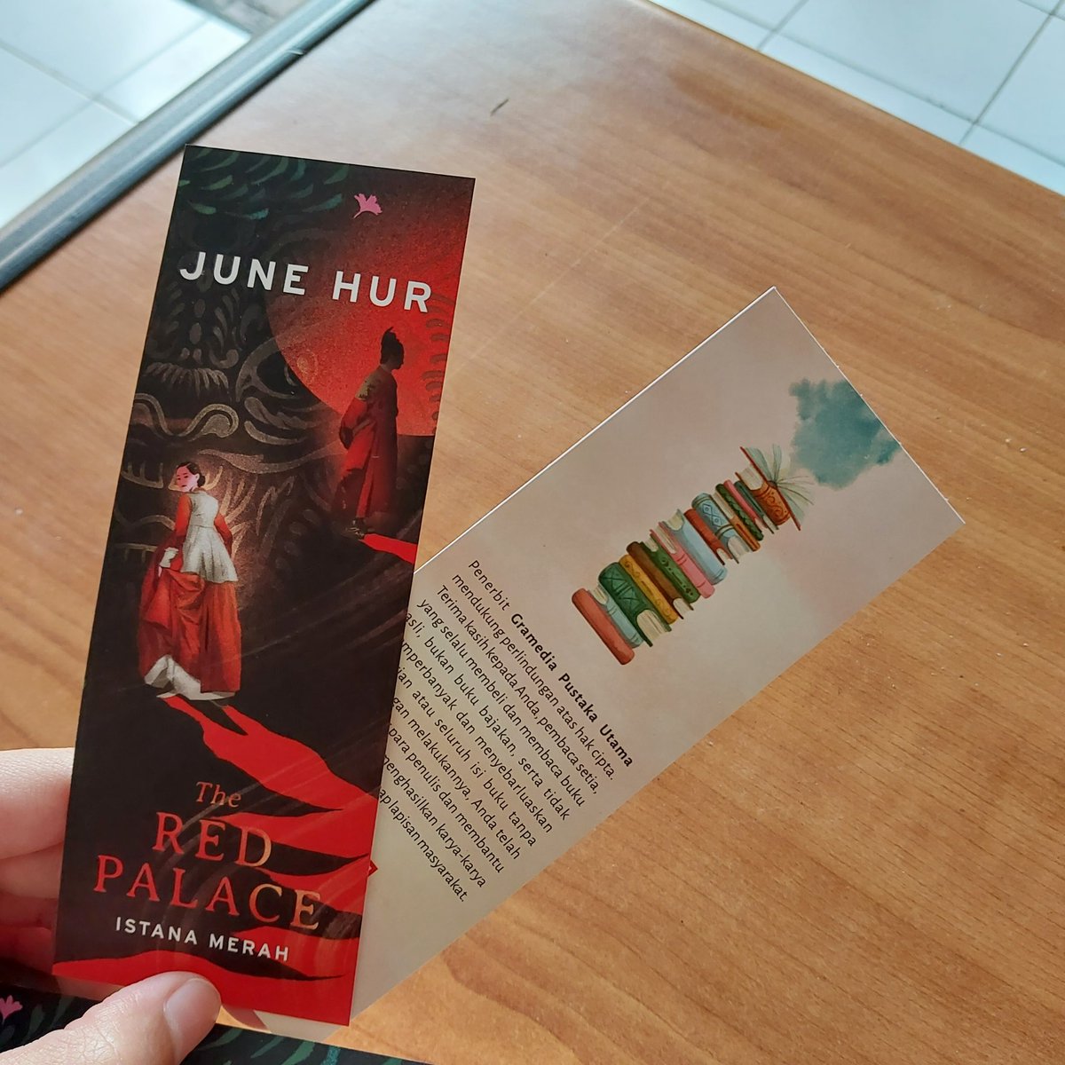 spelltrooper's tweet photo. Sedang membaca ๐ The Red Palace - Istana Merah oleh June Hur, diterjemahkan ke dalam bahasa Indonesia oleh Meggy Soedjatmiko dari (sepertinya) bahasa Inggris. Bookmarknya ada 2 โ๏ธ
#SpringWithKoreanLit #ReadYourShelf @luneillei #CottagecoreRC #ReadingWithVin @filmandfiction https://t.co/su1qw6W31A