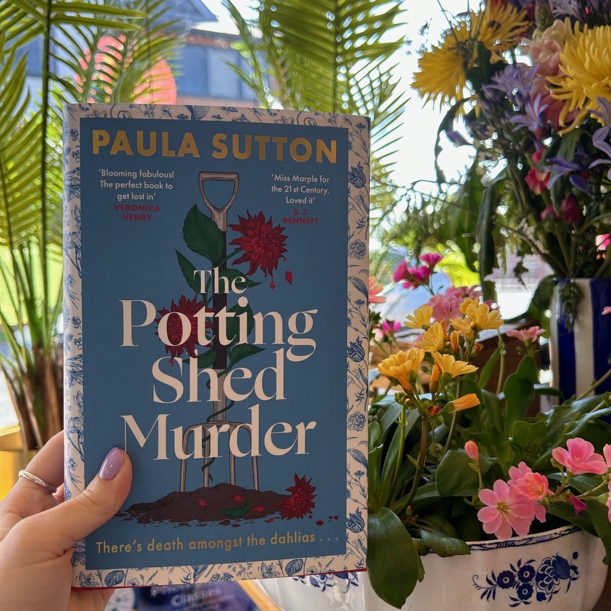Cosy Crime with Paula Sutton🌺 Thurs 9 May, 7.30pm Welcome to the sleepy village of Pudding Corner, a quintessentially English haven of golden cornfields, winding cobbled lanes … and murder. To book your place, click on the link below: sevenoaksbookshop.co.uk/cosy-crime-wit…