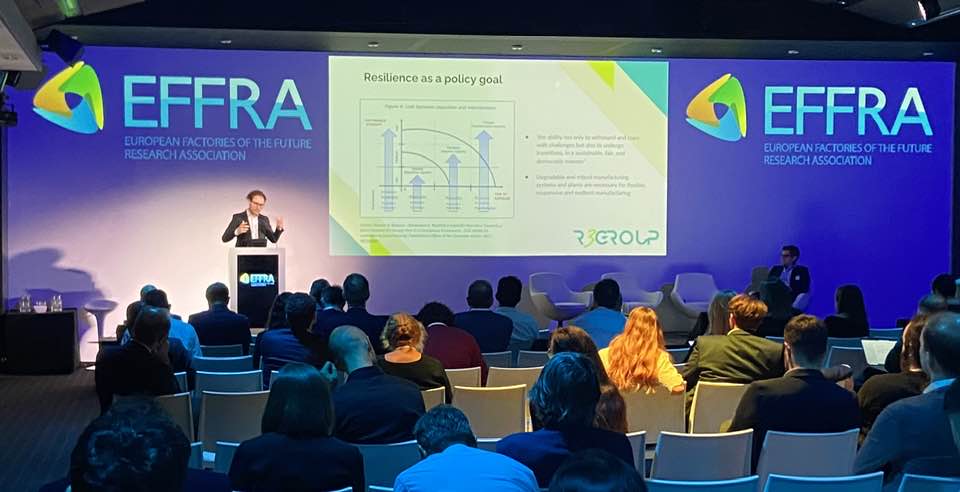 The @R3groupProject '#Resilient Rapid #Reconfigurable #production Process chains' showcased by Tjerk Timan from @CT_IPC at #ManuDays2024 ➡️shorturl.at/pAFQ2 #HorizonEU #MadeInEurope #research #Innovation #manufacturing #digitalization #DigitalTwins #Resilience #sustainable
