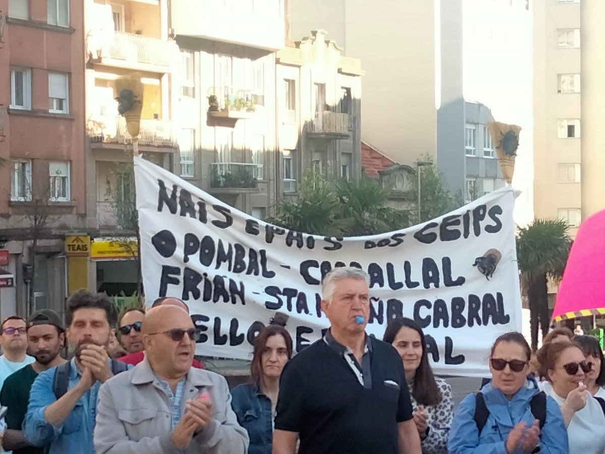 FoanpasV's tweet photo. 📣Concentración de hoxe 8 de maio, coa asistencia de varias ANPAS e direccións de centros de ensino público, pola mellora da limpeza e conserxes nos coles!! https://t.co/zIKM0EiMK2
