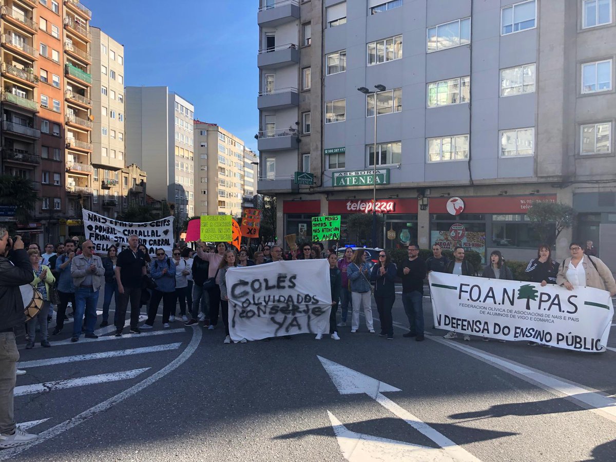 FoanpasV's tweet photo. 📣Concentración de hoxe 8 de maio, coa asistencia de varias ANPAS e direccións de centros de ensino público, pola mellora da limpeza e conserxes nos coles!! https://t.co/zIKM0EiMK2