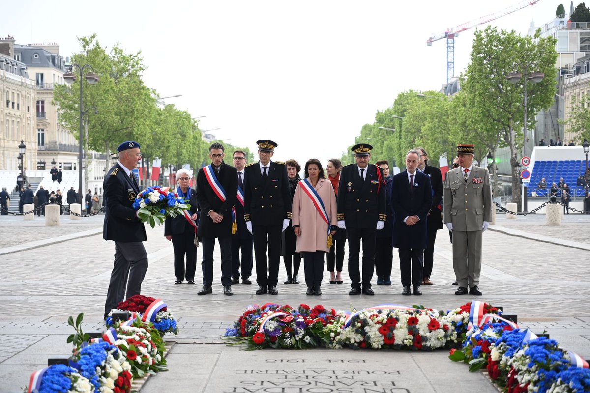 Avant d'accueillir une autre flamme, Paris est fière de raviver celle de la tombe du Soldat inconnu et d'honorer sa mémoire. Il y a 79 ans, ils furent nombreux à donner leur vie pour la victoire des Alliés et une France libre.