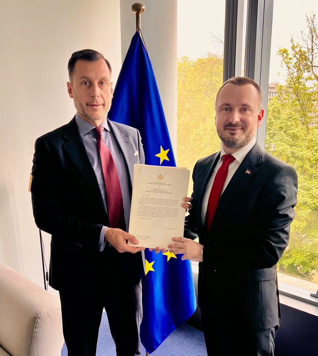 Ambassador of Serbia to the EU Danijel Apostolović handed over the true copies of letters of credence for the presidents of the European Council and the European Commission to the Chief of Protocol of the EEAS Diego Mellado. 🇷🇸🤝🇪🇺