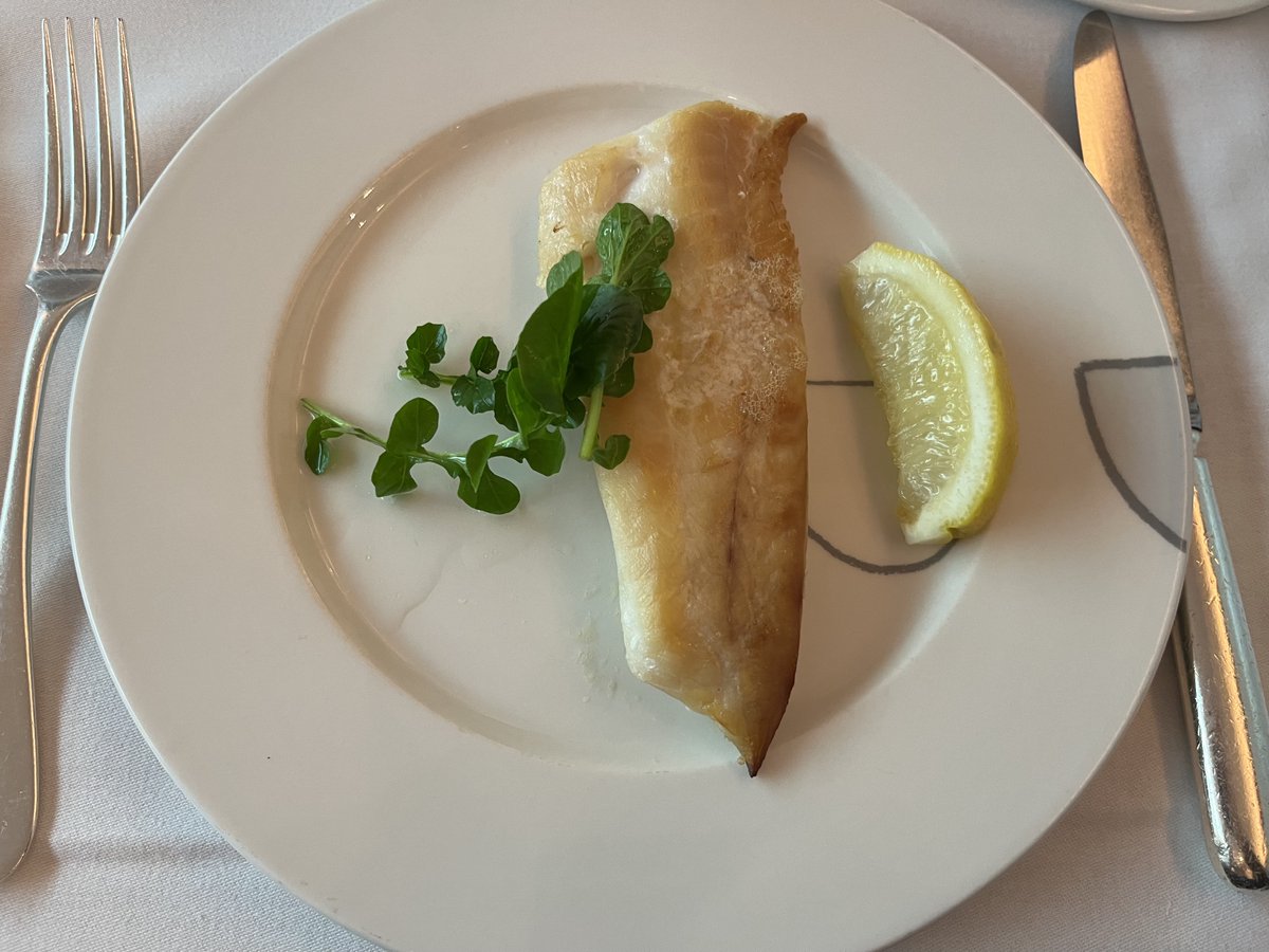 Perfect breakfast in @Kellysresort Rosslare. Smoked haddock - unadorned, so it has to be good, no place to hide behind fancy additions/distractions. Waiter service too. None of your breakfast buffet with vast trenches of fodder.