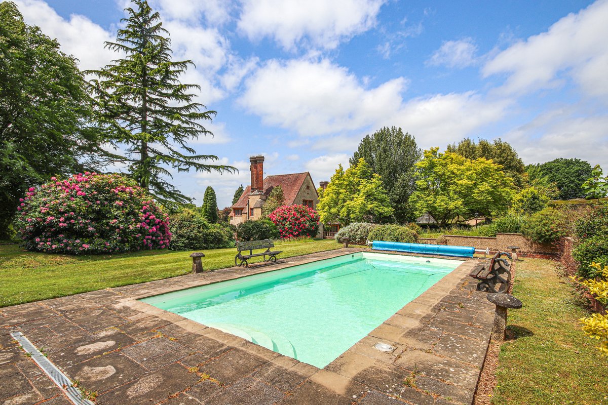 Barton St Mary is an impressive Grade II listed #tudor mansion home, that is steeped in history. Designed by Lutyens and set in over 20 acres of glorious gardens and grounds in West Sussex. ➡️ savi.li/6019YpCR5