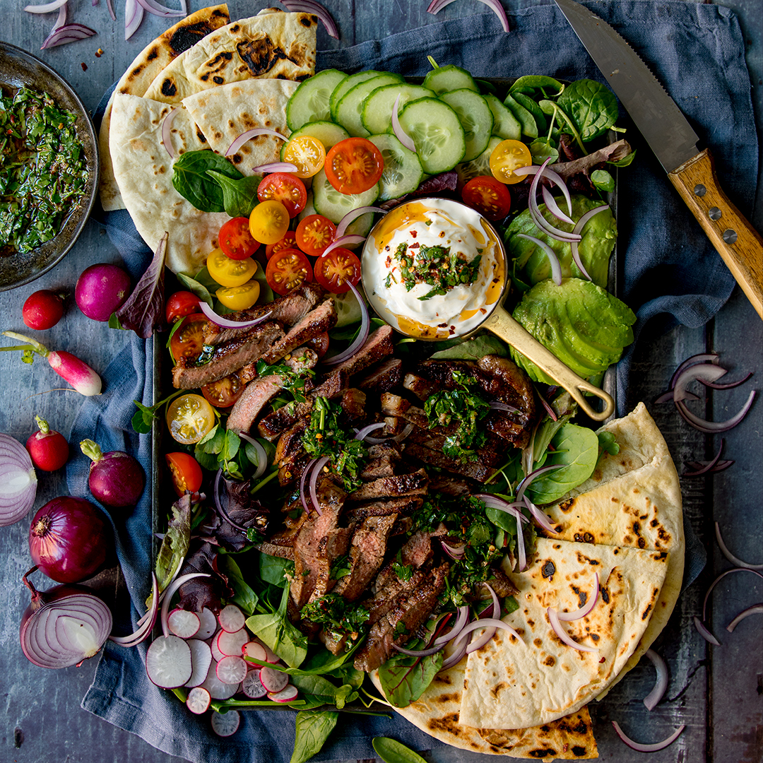 Griddled slices of steak with a lovely garlicky Argentinean chimichurri dressing on a great big sharing platter with vine tomatoes, radish, avocado, red onion salad leaves, along with warm flatbreads and sour cream.😋

kitchensanctuary.com/chimichurri-st…
#steaksalad #KitchenSanctuary #salad