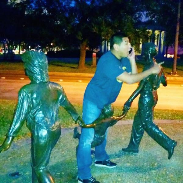 People Doing Fun With Statue (@statuewithfun) on Twitter photo 2024-05-08 10:00:35