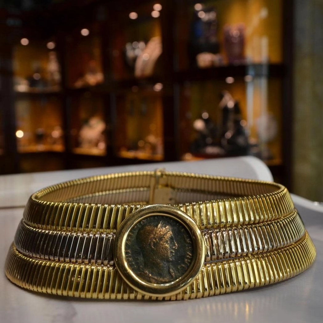 eleuteri Bulgari

A Large three-row Tubogas Choker, Monete collection, in two-tone 18kt gold with imperial Roman Coin in bronze

Made in Italy

Circa 1980

@eleuteri