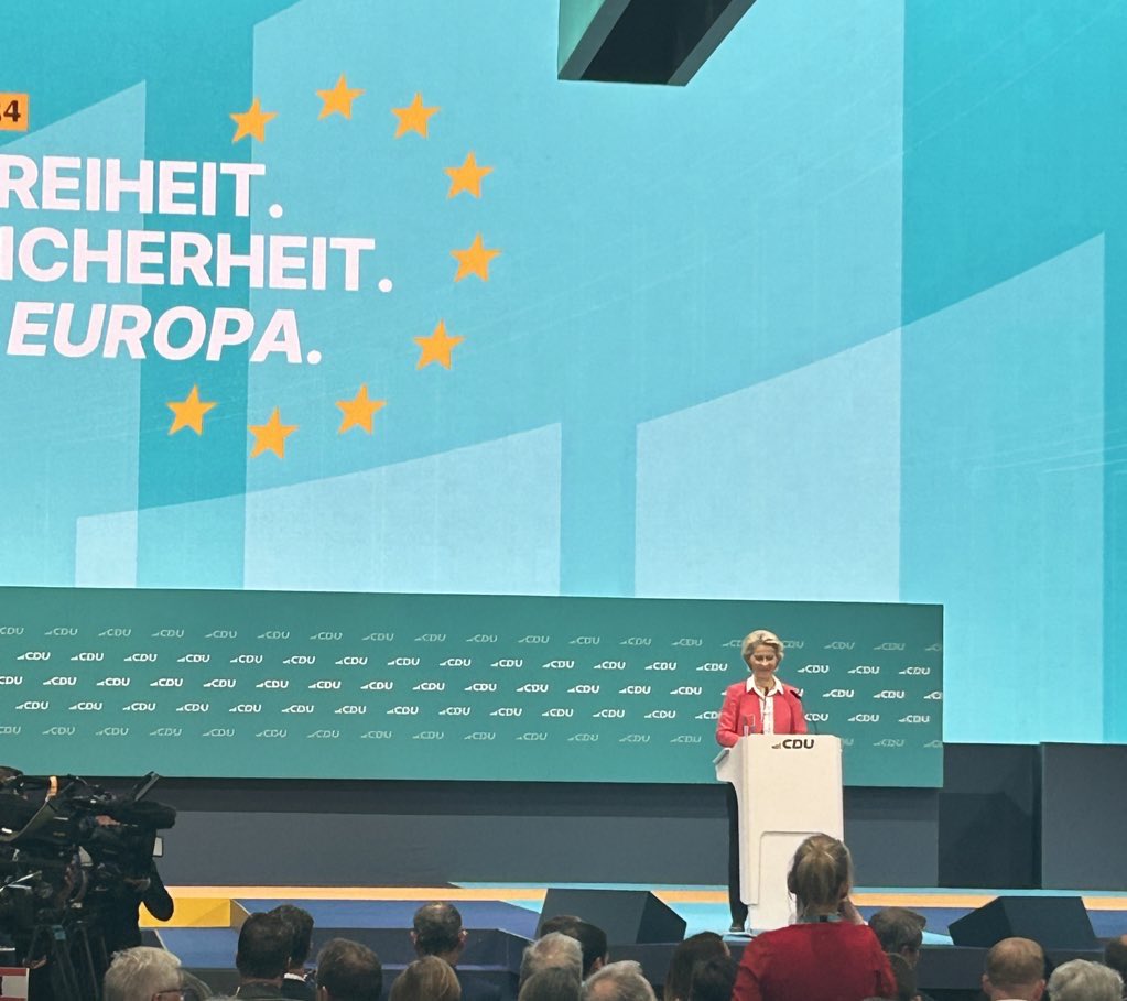 Verhalten der AfD ist „destruktiv, verloren und geschichtsvergessen“, sagt <a href="/vonderleyen/">Ursula von der Leyen</a> beim #cdubpt24 
AfD verrät das Vaterland „hinterrücks“. „Die sollen sich was schämen.“
