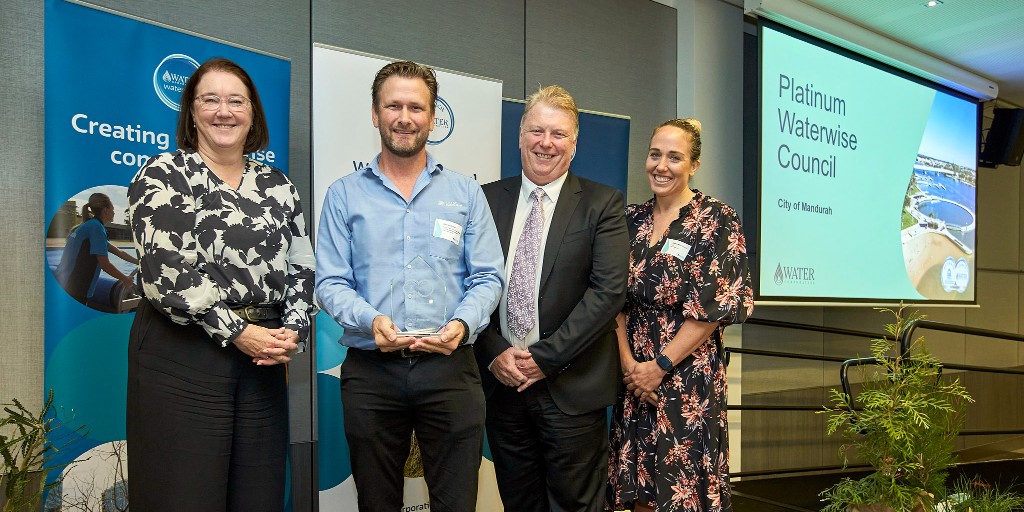 Director General Alistair Jones congratulated the @CityofMandurah on being named Platinum Waterwise Council of the year – the highest recognition for a local government authority as part of the WA State Government’s #waterwise recognition program. More: ow.ly/A4MF50RzfL3