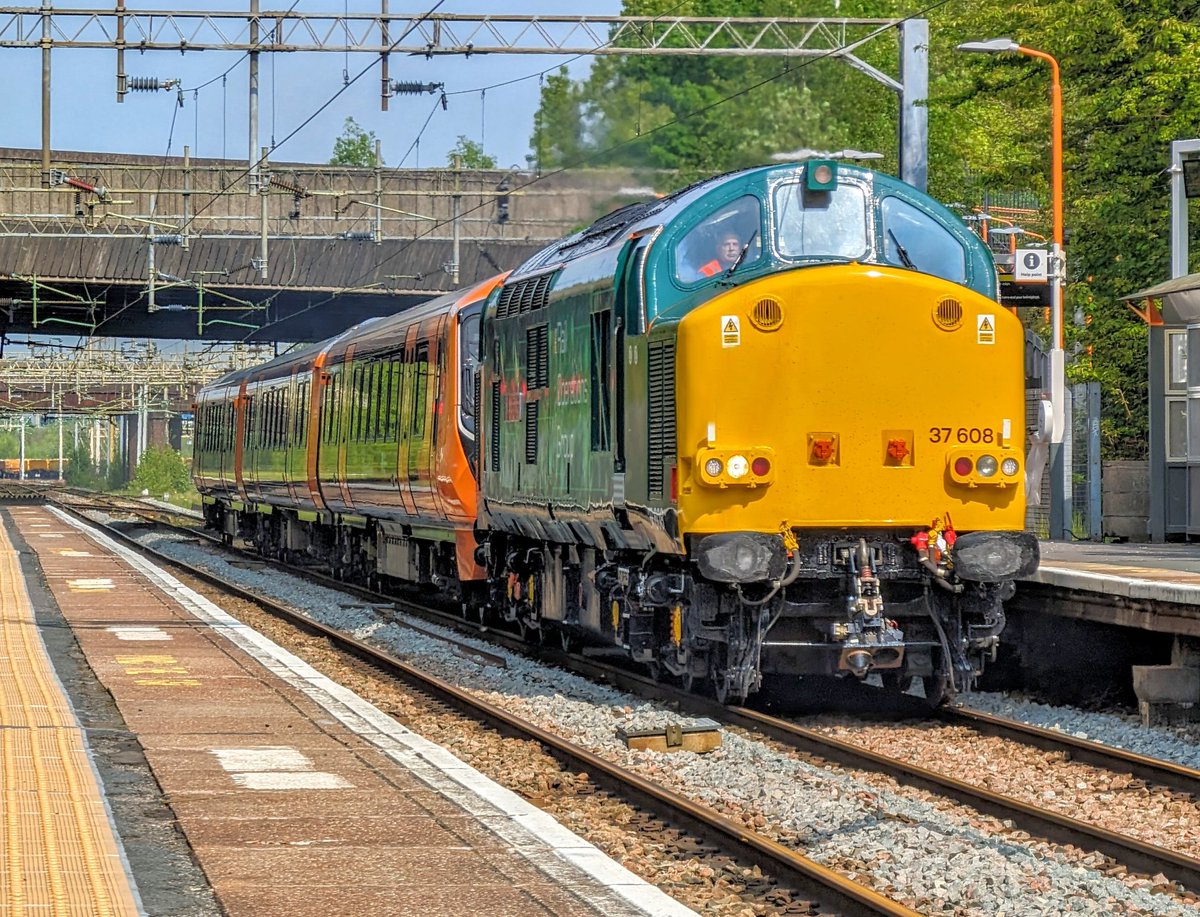 If you thought no trains today. You'd be wrong 😏

The legend @Andym13 ploughs through Tame Bridge 60 early with freshly green 37608 and 730012 off to Soho 📸

#DOTS #railwayphotography #trainphotography #class37 #railoperationsgroup #aventra