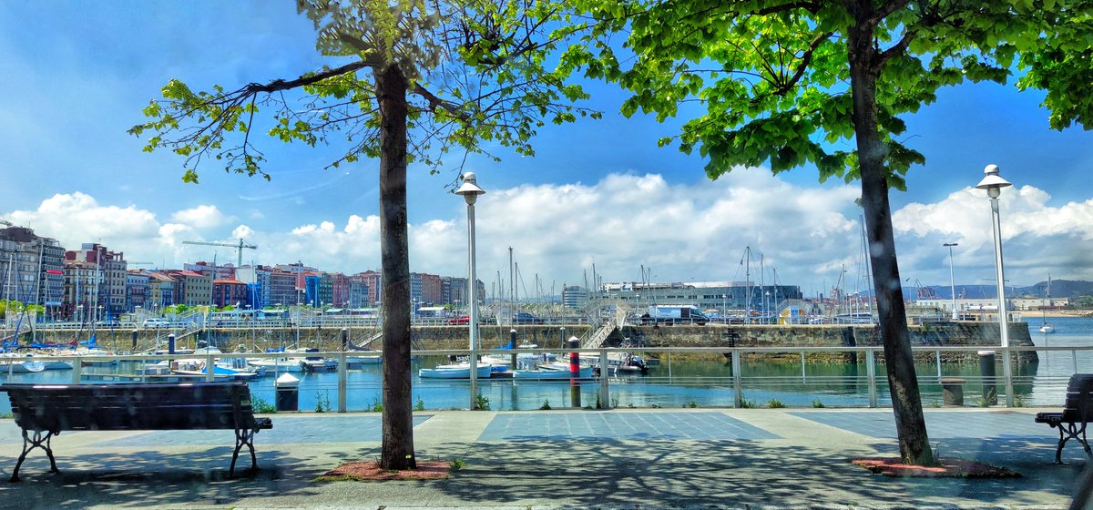 Nubes bajas , soleado y 18° es lo que tenemos presente este medio día por el Puerto Deportivo de Gijón. @AEMET_Asturias @eltiempotpa @ElTiempoes @ElTiempoA3 @Tiempo_Mercedes @TurismoAsturias #CeciliaCrespo #ValeriaCoviella