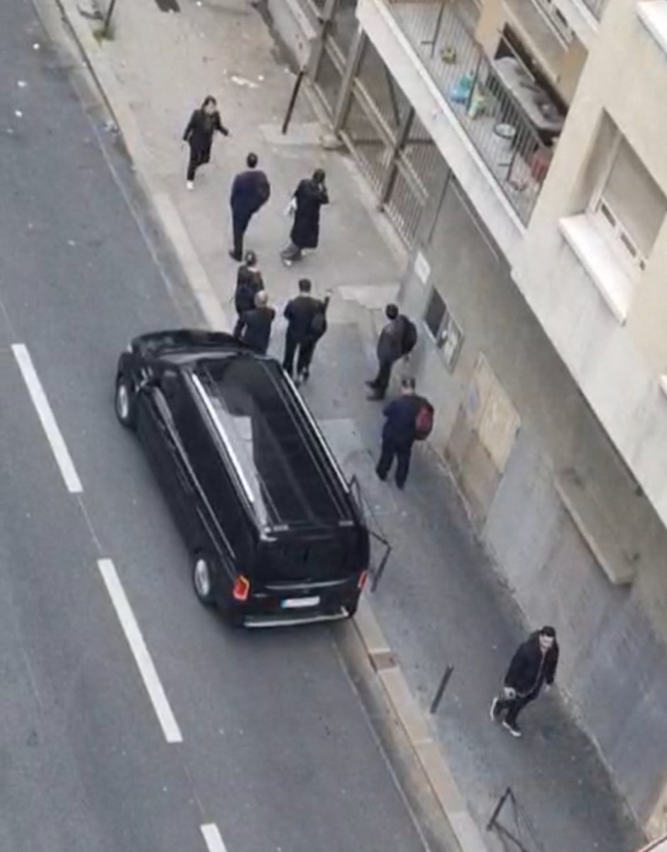 Actuellement, un groupe de Chinois, avec une voiture noire, devant l'immeuble de la rescapée de camps Gulbahar Jalilova à Paris, sonne son appartement. Jalilova est terrorisée.