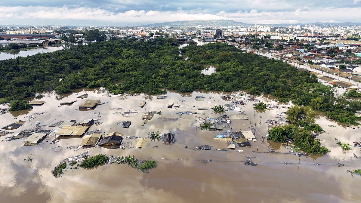 Record breaking floods hit Brazil bmj.com/content/385/bm…

Global warming 
👇
By Sunday 5 May, 66 people had died in the floods, 80 000 were displaced, and more than a million people lacked access to drinking water

@juniorjuri @WeDontHaveTime @TheStephenRalph @scammell66