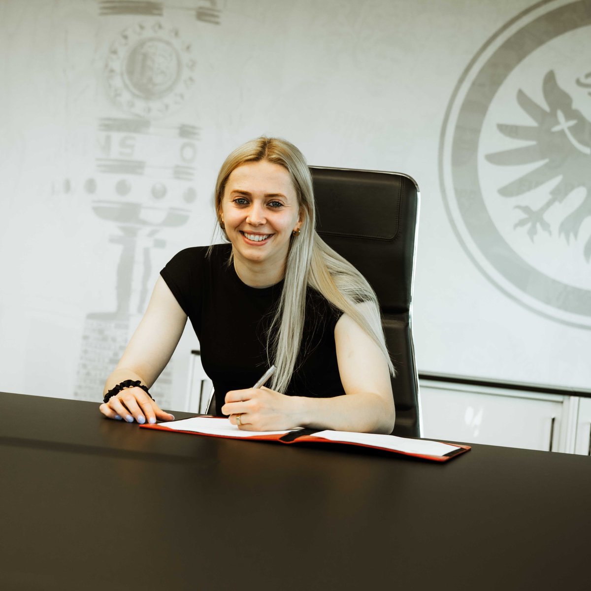 Gude, Nina! 🦅 Nina #Lührßen wechselt zur Saison 2024/25 von Werder Bremen zu Eintracht Frankfurt und unterschreibt einen Vertrag bis 2⃣0⃣2⃣7⃣! ✍️ Alle Infos: go.eintracht.de/aVPz60 #SGE #EintrachtFrauen