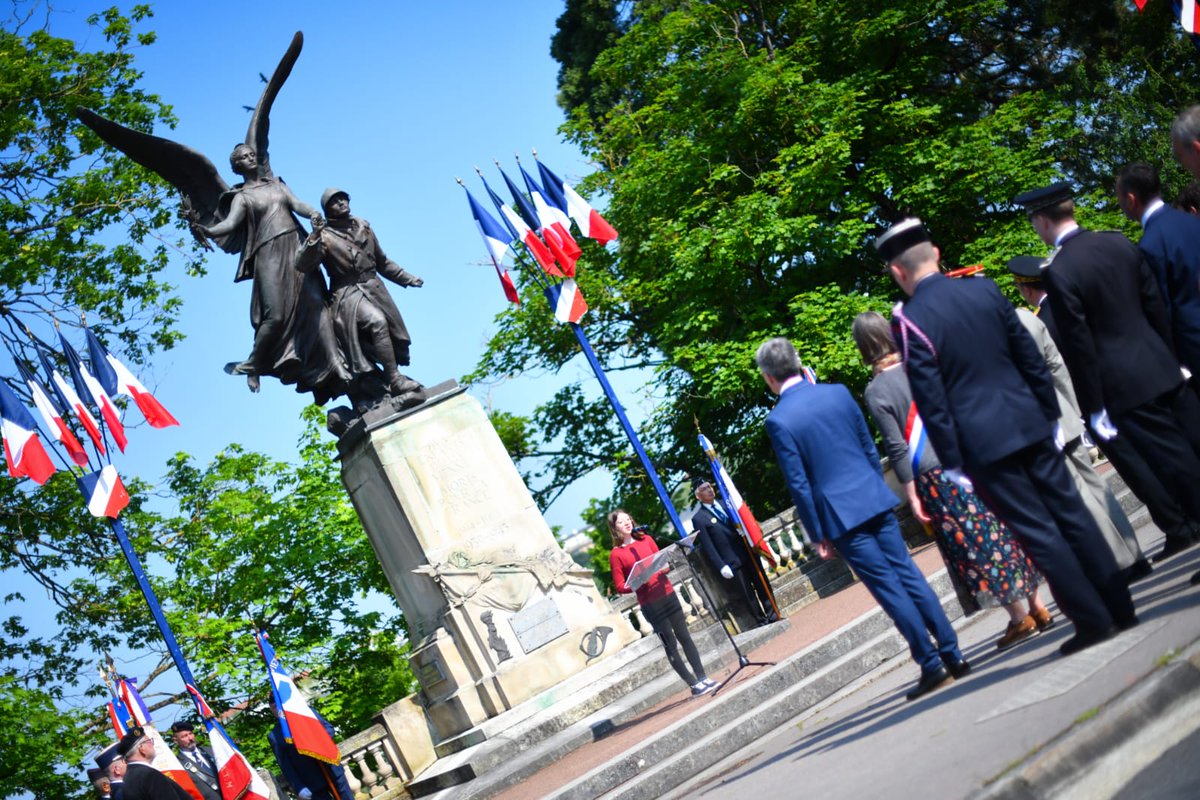 🇫🇷 #Commémoration Ce mercredi 8 mai 2024 marque le 79ᵉ anniversaire de l'armistice, mettant fin à la guerre sur le continent européen. 👉 Ombelyne Dagicour, maire de Poitiers par intérim, a rendu hommage à celles et ceux qui sont morts pour la France.