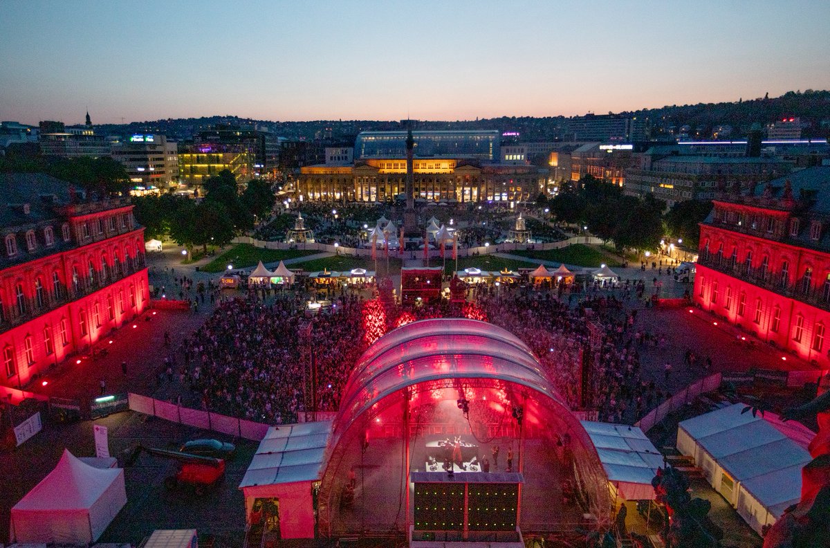 Der Stuttgarter Schlossplatz wird vom 17. bis 20. Mai 2024 wieder zur Festivalmeile: Tagsüber präsentieren sich die Programme und Angebote von SWR und ARD, abends gibt es Konzerte und Shows. Alle Infos zum SWR Sommerfestival 2024 online unter x.swr.de/s/sommerfestiv…