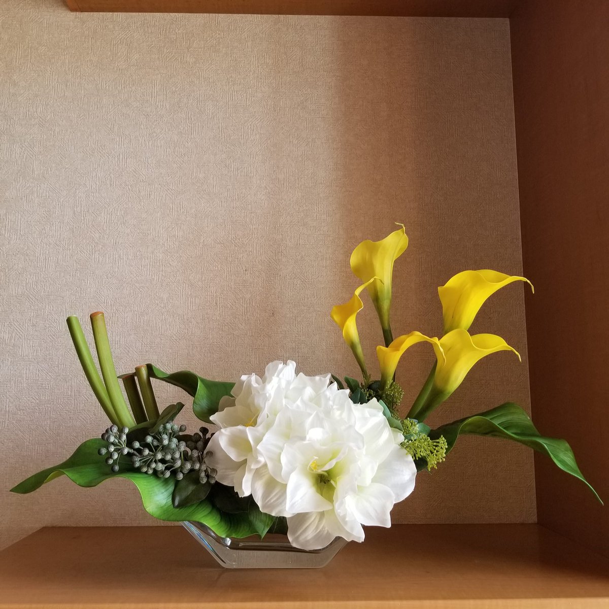 『Amaryllis&Calla lily Arrangement🏵️』

玄関用に、オーダーアレンジメントのご注文をいただきました😊
ガラスのベースでこれからの季節を涼しげに…✨
オーダーありがとうございました💛
#artificialflowers
#アーティフィシャルフラワー
#フラワーアレンジメント
#造花
#オーダーアレンジメント