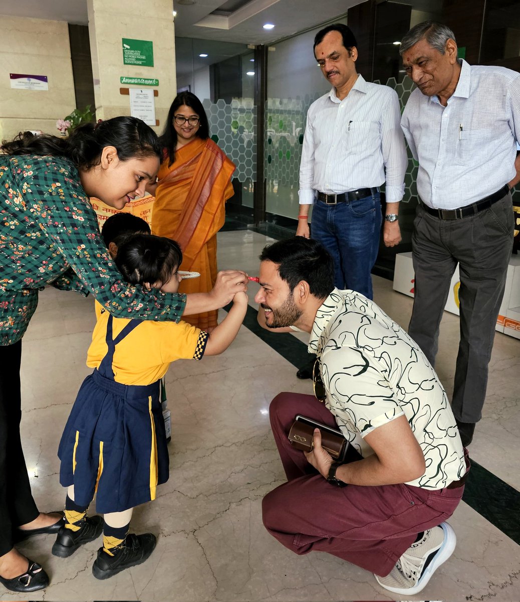 Best ever feeling ❤️
When the kindergarten children (2/3 yrs) from @disdwarka23 welcome us with a Tika on forehead(माथे का टीका) during SIFFCY@SCHOOL today 📽
Thankful to School management & lovely children for a wonderful time 🙏🏼 @smilefoundation @siffcy #OurCultureOurStrength