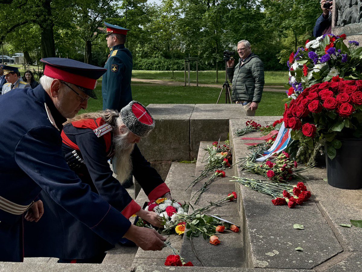 🎖 8 мая 2024 года у советского памятника на Ольбрихтплатц и на мемориальном кладбище в г. Дрезден на Мариеналлее состоялись памятные церемонии возложения венков по случаю 79-й годовщины Победы в Великой Отечественной войне, в которых приняли участие Посол России в Германии…