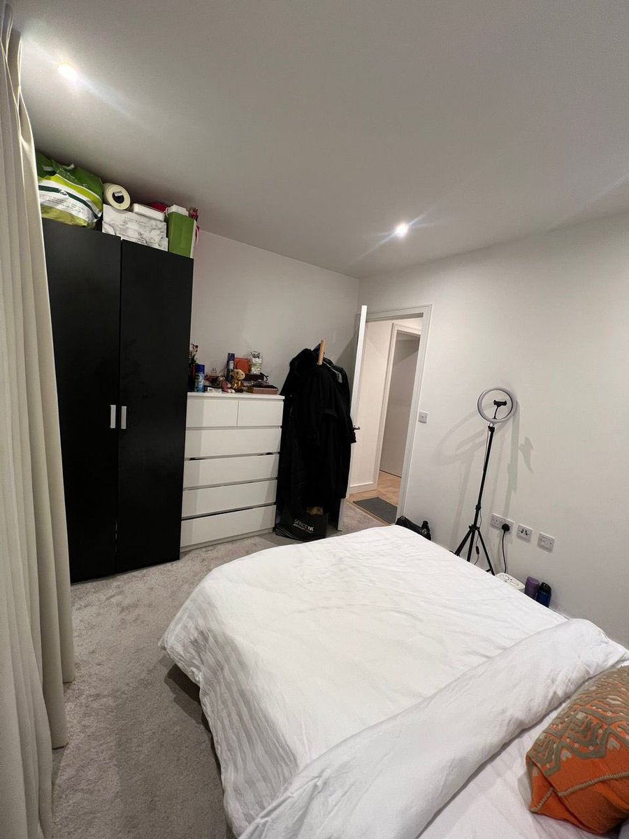 London people 🥺 I am still looking for a FEMALE flatmate for a two bed two bath, along the Elizabeth line in Southall. Rent per month is £1000 ex bills. Contract starts June 26 for 1 year, and a renewal might be possible. DM me or comment if you are interested. *Females only*