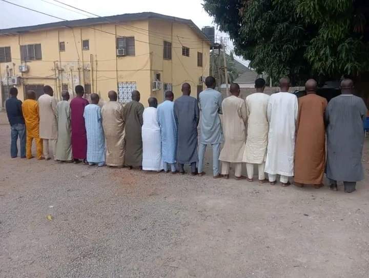 JUST IN: 17 SUSPECTED FOREX HAWKERS ARRESTED IN KANO RAID FOR ILLEGAL BUREAU DE CHANGE OPERATIONS . The operatives of Kano State Police Command with the synergy of the Department of State Service (DSS) raided an illegal forex activities in Wappa Bureau De Change in Fagge LGA,…