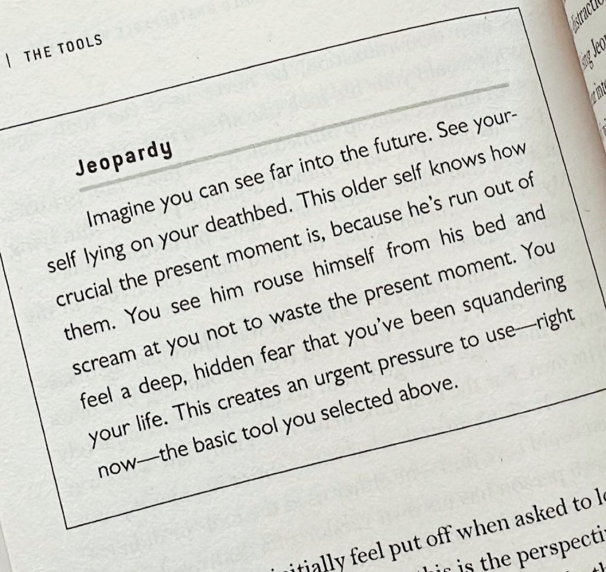 “Kendinizi ölüm döşeğinde yatarken gördüğünüzü hayal edin. Bu yaşlı benliğiniz, yaşamakta olduğunuz “şimdiki anın” ne kadar değerli olduğunu biliyor, çünkü kendisi bu şansı tüketmiş durumda.. Onu yatağından kalkarken ve şu anı boşa harcamamanız için size yalvarırken...