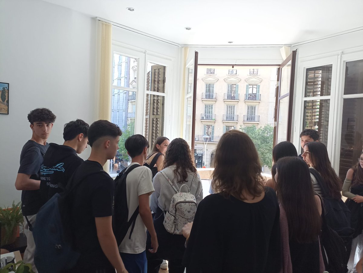 Avui els alumnes de 4rt que fan francès han visitat la redacció d'Equinox, un mitjà de comunicació pels francesos que viuen a Catalunya. També han visitat l'interior d'una boulangerie 100% francesa i han après com és el procés d'elaboració del pa.