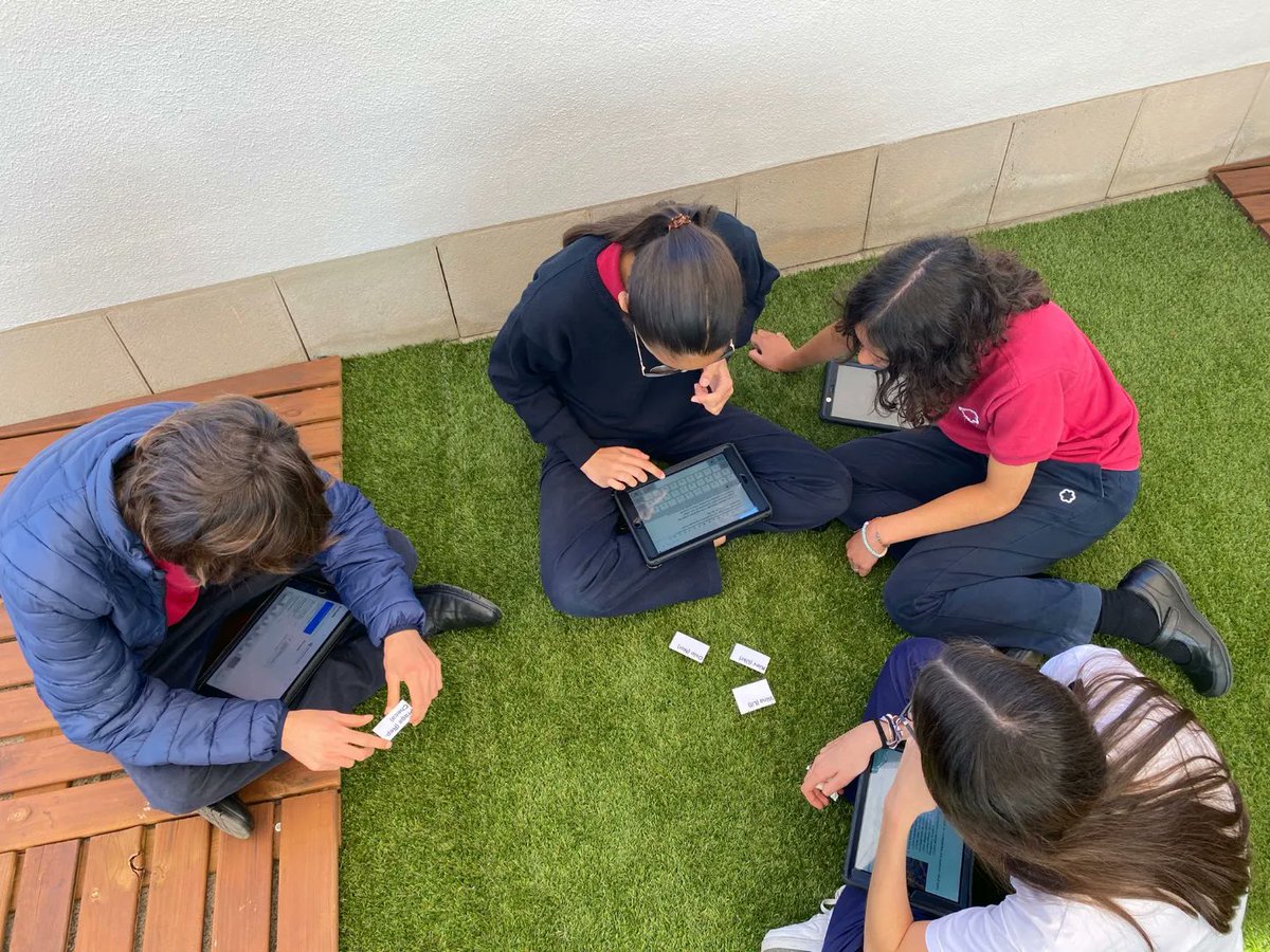 Alumnos de 3ro ESO aprenden jugando sobre la interrelación de Redes Urbanas.
.
.
#OptimismoUrgente @coleinnovadores