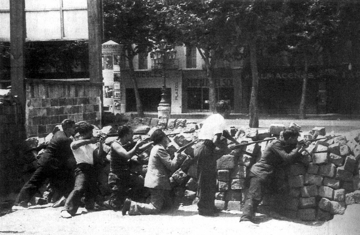 #OtD 8 May 1937 in Barcelona, the last of the barricades from the Barcelona May Days where anarchists and socialists who'd fought govt attempts to prevent a revolution, were dismantled. More in our podcast: workingclasshistory.com/podcast/e39-th…