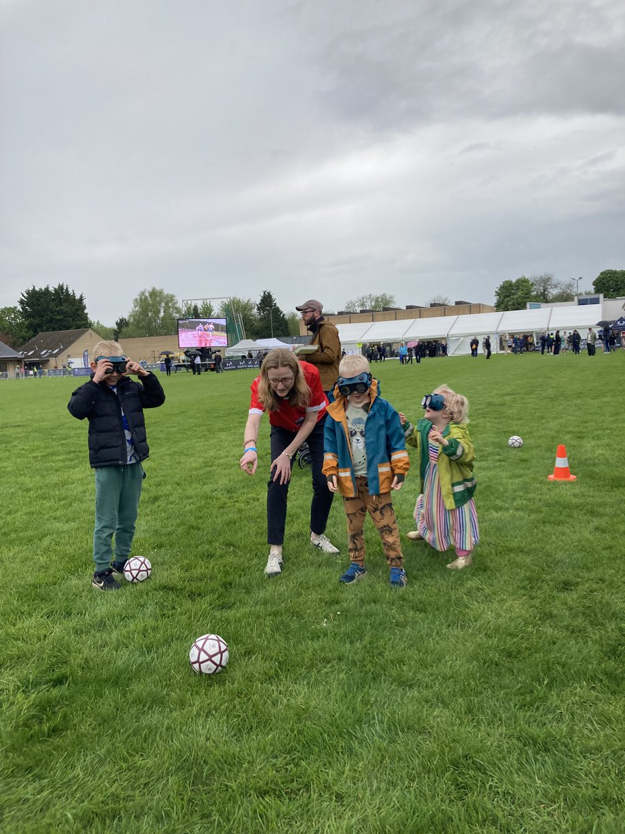 Director of @OxfordWIN / lead researcher of Football on the Brain, @heidijoberg, joined us at the Bannister Mile event in the afternoon - and jumped straight in engaging kids with neuroscience activities: