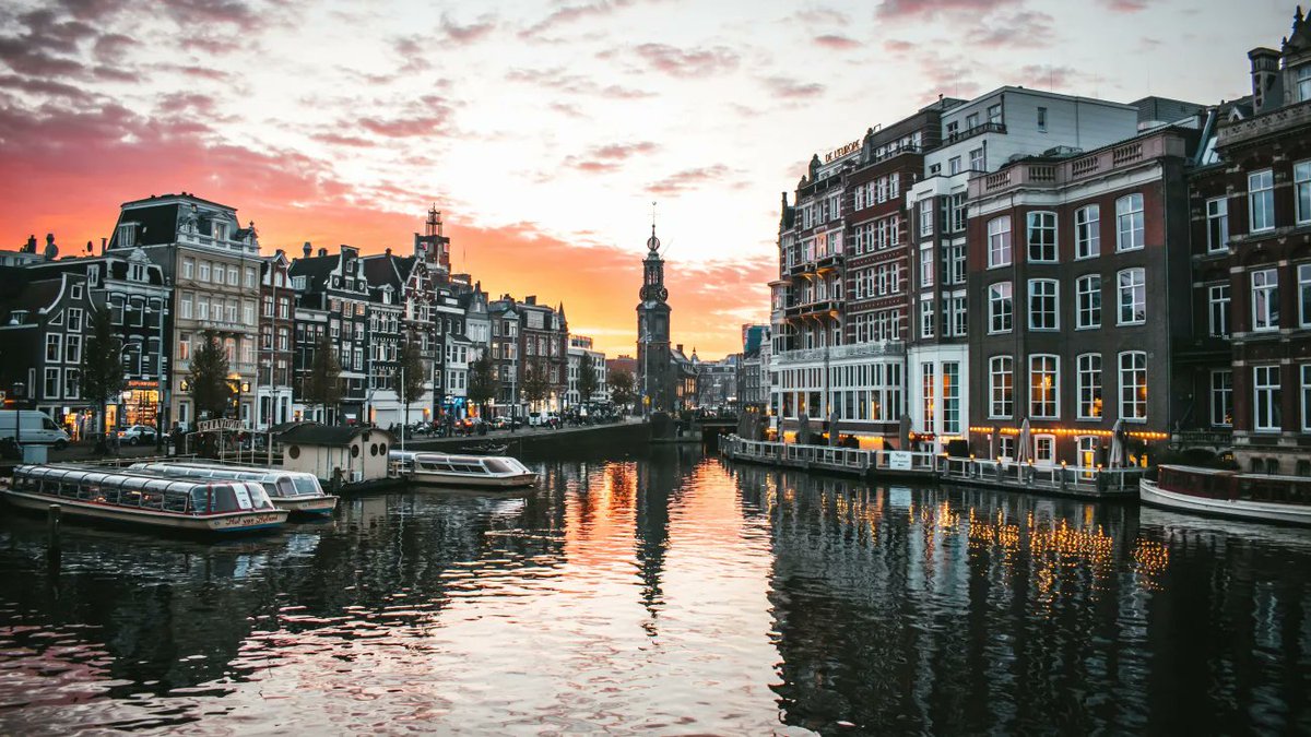 💸 500.000 euros pour garer sa voiture. 

Une place de parking à Amsterdam est en vente pour près d'un demi-million d'euros. 

Le prix choque aux Pays-Bas, pour cause : une sévère crise du logement a fait exploser les prix 🏛️
#amsterdam #immobilier #criseclimatique