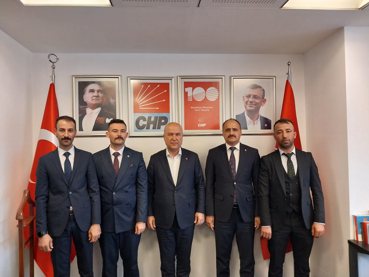 CHP GENEL BAŞKAN YARDIMCISI
SAYIN MURAT BAKAN'I MAKAMINDA ZİYARET ETTİK. MİSAFİRPERVERLİĞİNDEN DOLAYI SAYIN BAŞKANIMIZA TEŞEKKÜR EDERİZ.
<a href="/herkesicinCHP/">CHP 🇹🇷</a>
<a href="/eczozgurozel/">Özgür Özel</a>
<a href="/CHPMuratBakan/">Murat BAKAN</a> 
<a href="/YankiBagcioglu/">Yankı Bağcıoğlu</a>
<a href="/ozgurceylanchp/">Özgür CEYLAN</a>
<a href="/ahmetakin/">Ahmet AKIN 🇹🇷</a>