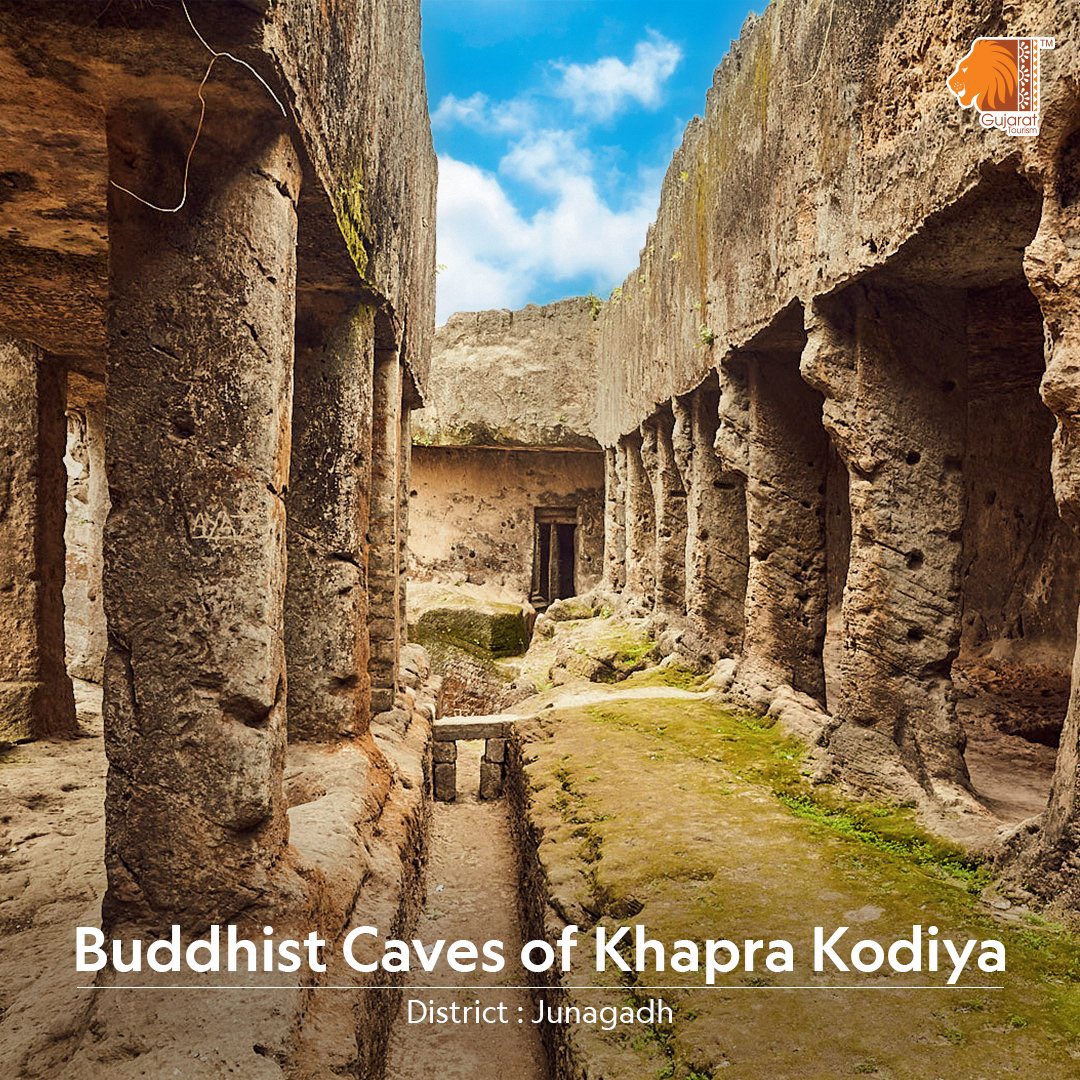 Salah satu gua Buddha kuno di Uparkot, Gua Khapra Kodiya, berjarak sekitar abad ke-3 atau ke-4 SM ketika para biksu menemukan kedamaian di tempat yang menenangkan ini. Sisa-sisa gua ini ada untuk dijelajahi oleh para pecinta sejarah. 📸: @GujaratTourism #75IndiaIndonesia
