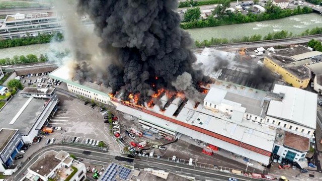 Grande incendio a #Bolzano, chiuso lo spazio aereo
➡️bit.ly/3QCkBuj
#incendio #fiamme #protezionecivile 
@LFVSuedtirol @ProvinciaBZ