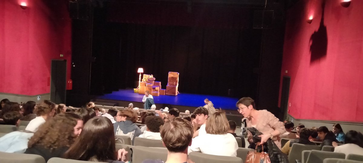 LabbeAdeline's tweet image. Le spectacle #LaPartégale dénonce les préjugés et comportements sexistes avec impertinence ! Un grand merci à Chloé Martin pour ce moment riche en enseignements et en questionnements à destination de l&apos;ensemble des 1ères pro, techno et générales de @JMThouars @acpoitiers