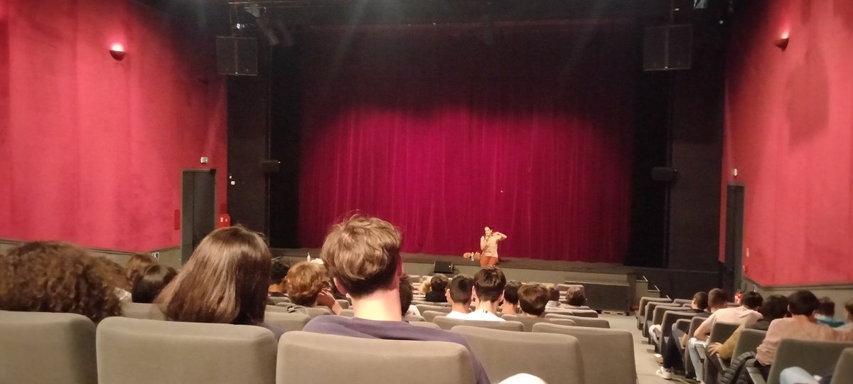 LabbeAdeline's tweet image. Le spectacle #LaPartégale dénonce les préjugés et comportements sexistes avec impertinence ! Un grand merci à Chloé Martin pour ce moment riche en enseignements et en questionnements à destination de l&apos;ensemble des 1ères pro, techno et générales de @JMThouars @acpoitiers