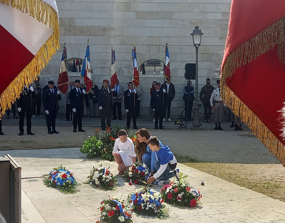 🇨🇵8 mai 1945, « La guerre est gagnée. Voici la victoire.' Général de Gaulle 🙏 aux élèves d'écoles niortaises et @JeanZayNiort @ZolaCollege pour leur engagement et leur hommage à ceux qui ont sacrifié leur vie pour la liberté #devoirdemémoire