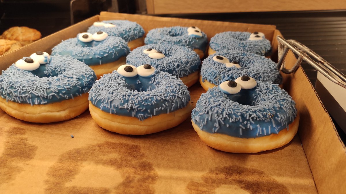 Cookie Monster donuts I saw in a Hungarian Lidl 💙🍩