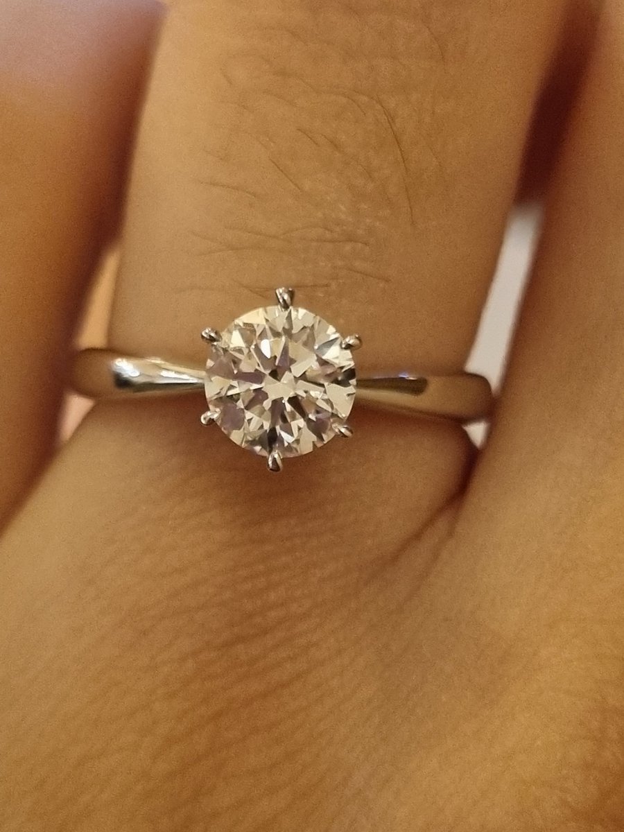 heari100's tweet photo. 그리고 프로포즈링 다이아반지💍
내껀 랩다이아몬드 7부(0.73캐럿)
키샤다이아몬드에서 계약 
상담사님이 다이아 감정사셔서 믿고 계약했다 
랩다이아도 개체차가 있다길래 루페로 하루종일 들여다봤는데 너무 깨끗한 랩다이아가 왔다!
맘에 들어💙💙 https://t.co/pNOPrRVAQN