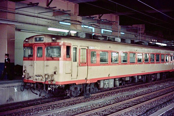 日付ネタで #キハ58の日
いつも高山線のキハ58画像ばかりなので、たまには1985年水戸駅で撮影した ＃キハ58 を

当時、国鉄車両には乗務員の携行機を除き列車無線がなかった時代です。しかし、常磐線だけは独自の列車無線が装備されていました。アンテナの形状が後に装備されるアンテナと異なります